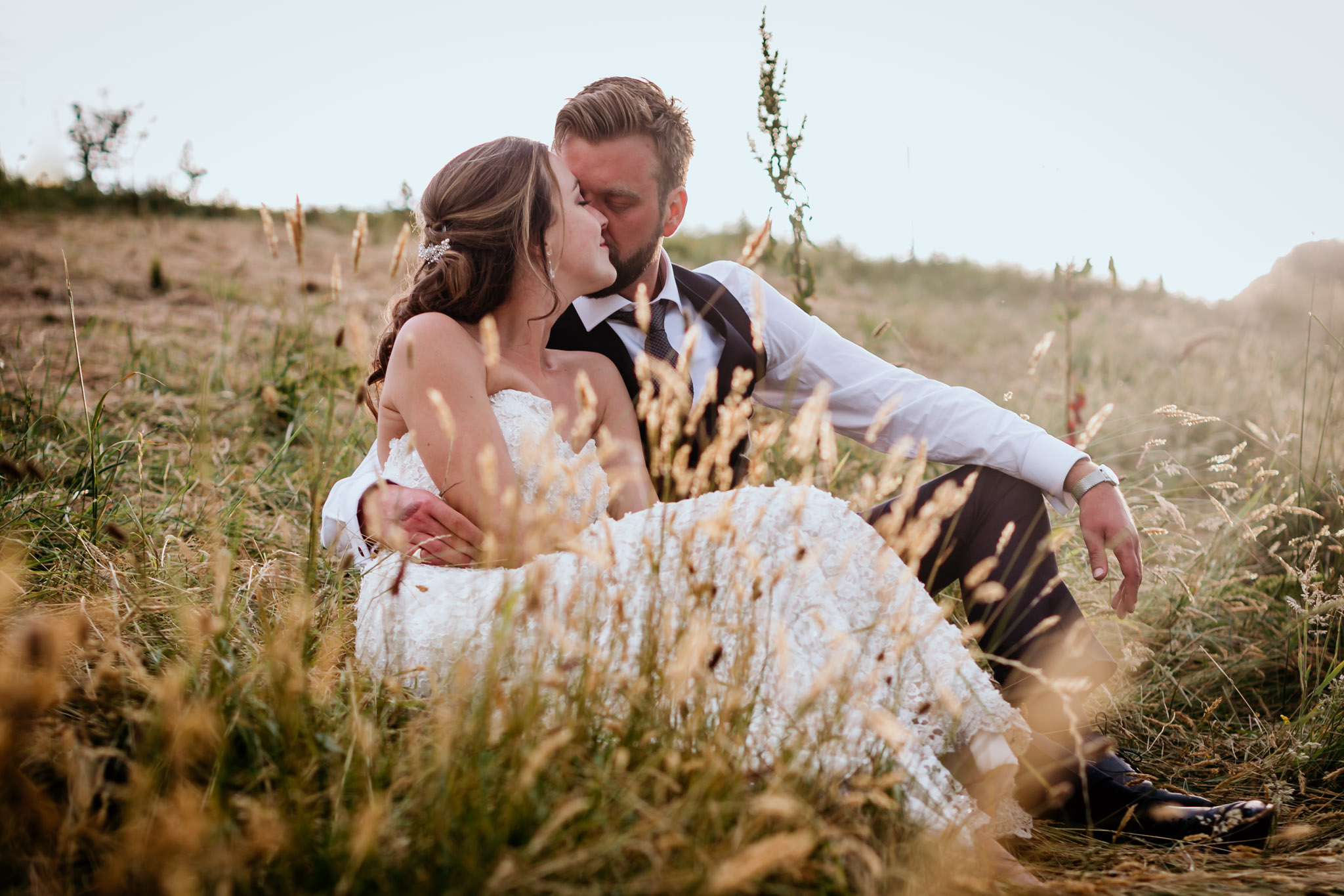 couple in long grass at sunset summer wedding anran devon